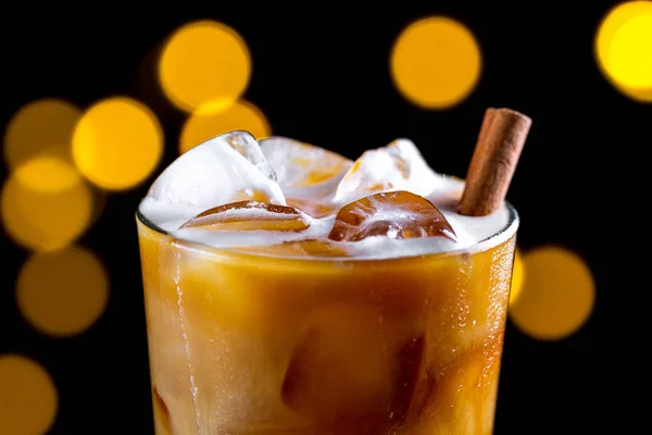 Kaffe Uppfriskande Cocktail Med Isbitar Skum Och Kanel Bakgrunden Lampor — Stockfoto