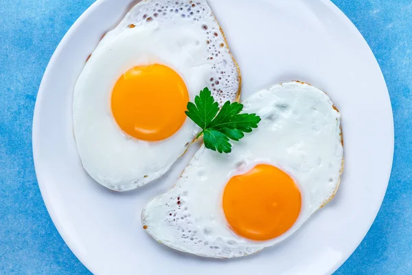 健康的な朝食のためのプレートに新鮮なパセリと自家製のフライドチキンの卵 プロテインフード 上面図 — ストック写真