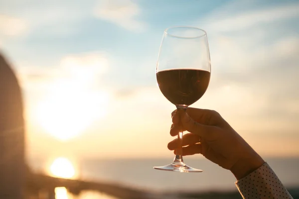 Een Glas Rode Wijn Bij Zonsondergang — Stockfoto