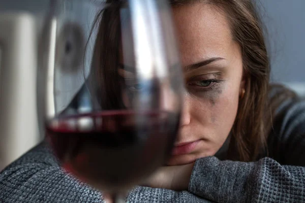 Depresif, boşanmış ağlayan kadın tek başına oturan ve bir gl içme — Stok fotoğraf