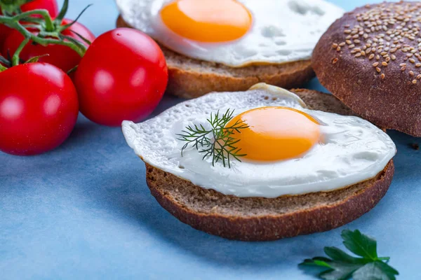 Buns Com Ovos Galinha Fritos Caseiros Para Pequeno Almoço Saudável — Fotografia de Stock