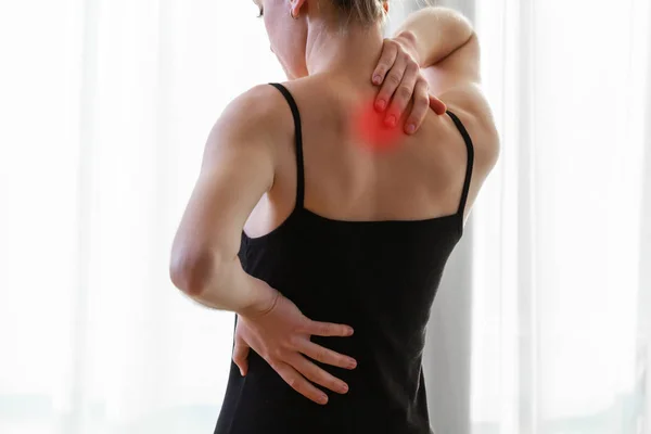 Jeune Femme Souffrant Douleurs Cou Maux Dos Étirant Les Muscles — Photo