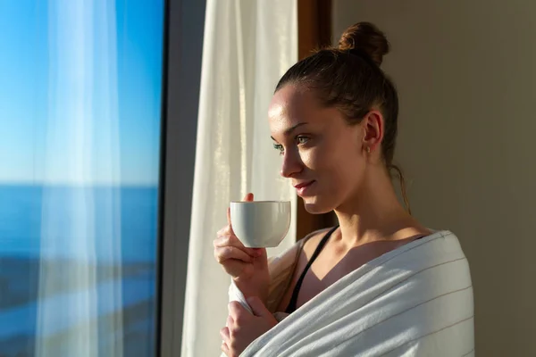 여자는 담요에 근처에 햇빛에 커피를 즐기는 새로운 — 스톡 사진