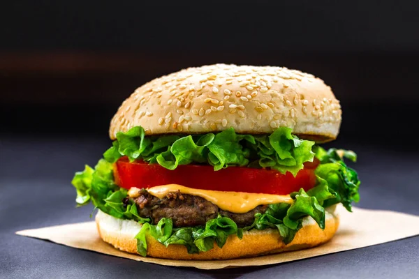 Delicioso Hambúrguer Caseiro Fresco Fundo Escuro Comida Rápida Ruim — Fotografia de Stock