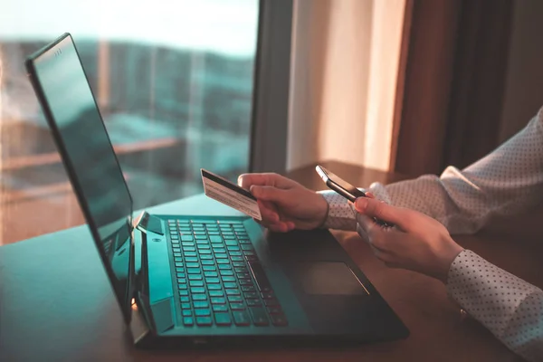 Usando Laptop Cartão Crédito Telefone Celular Para Comprar Pagar Bens — Fotografia de Stock