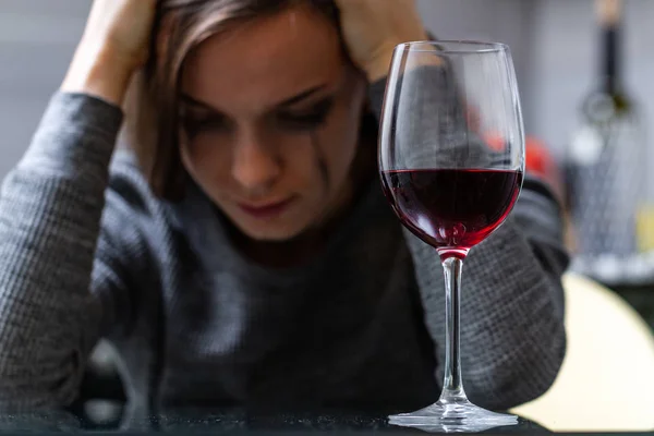 Deprimida, divorciada chorando mulher sentada sozinha na cozinha em hom — Fotografia de Stock