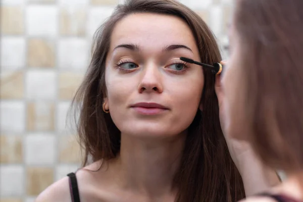 Young Attractive Brown Hair Woman Applying Black Mascara Eyelash Makeup — Stock Photo, Image