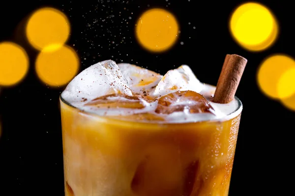 Café Refrescante Cóctel Con Cubitos Hielo Espuma Canela Fondo Las — Foto de Stock