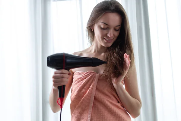 Schöne Junge Frau Mit Braunen Haaren Badetuch Benutzt Einen Haartrockner — Stockfoto