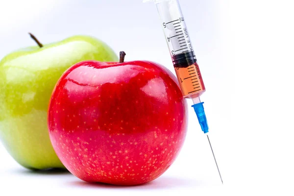 살충제와 질산염을 주사기로 붉은색 사과에 Gmo 유전적으로 변형된 유기체입니다 화학적 — 스톡 사진