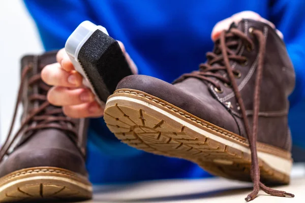 Tiro Cortado Homem Limpando Suas Botas Couro Com Esponja — Fotografia de Stock