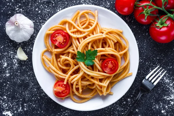 Espaguetis Caseros Deliciosos Con Perejil Tomates Cherry Salsa Tomate Plato — Foto de Stock