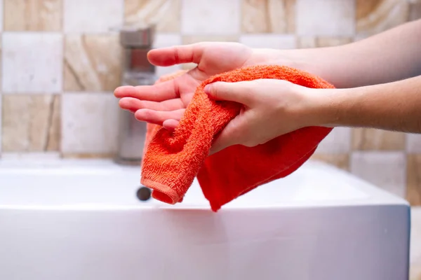 浴室の人は石鹸で手を洗浄した後 タオルで手を拭いています ハンドケアと衛生 — ストック写真