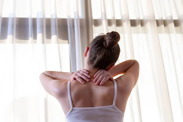 Genç Kadın Acı Boynundan Acı Nedeniyle Boynuna Masaj Kas Uzanan — Stok fotoğraf