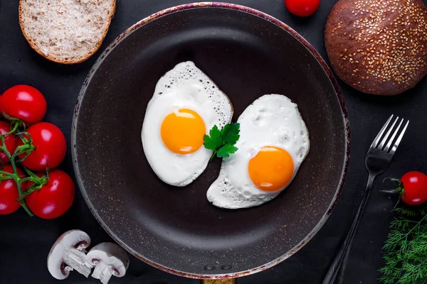 Ovos Caseiros Frescos Fritos Uma Frigideira Com Endro Salsa Tomate — Fotografia de Stock