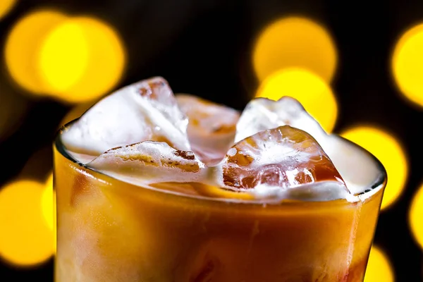 Cóctel Refrescante Con Cubitos Hielo Espuma Cerca Fondo Las Luces — Foto de Stock