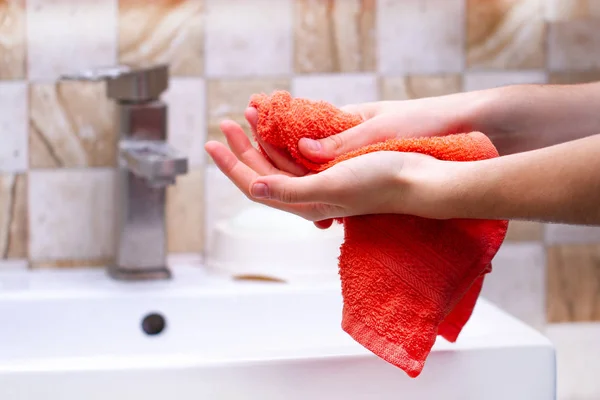 浴室の人は石鹸で手を洗浄した後 タオルで手を拭いています ハンドケアと衛生 — ストック写真