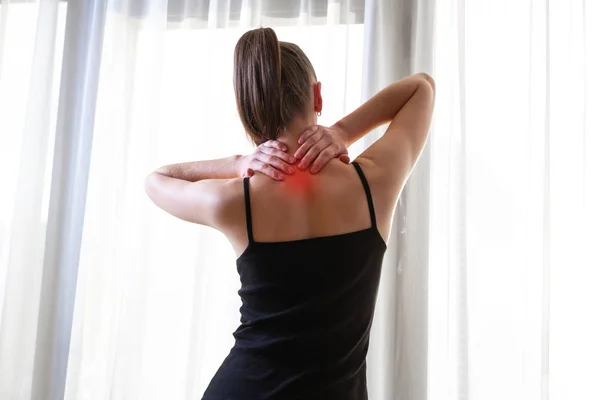 Junge Frau Massiert Ihren Hals Weil Sie Unter Nackenschmerzen Leidet — Stockfoto