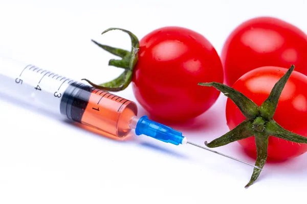 Los Plaguicidas Nitratos Inyectan Tomate Rojo Cereza Con Una Jeringa — Foto de Stock