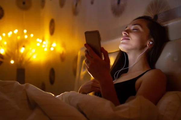 Mulher Jovem Atraente Antes Dormir Ouvindo Desfrutando Música Relaxante Depois — Fotografia de Stock