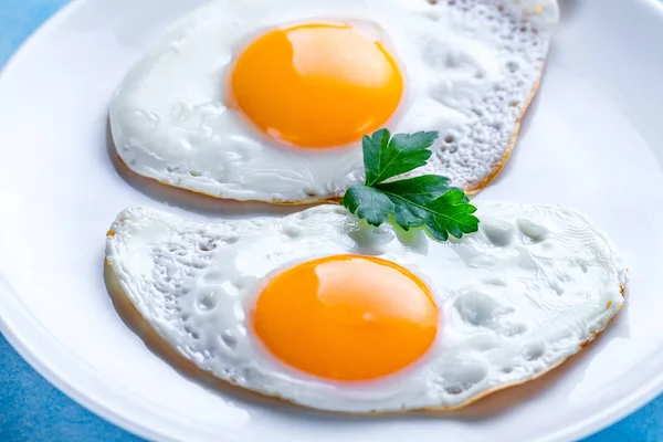 Yapımı Taze Maydanoz Ile Kızarmış Tavuk Yumurtası Kahvaltı Için Yakın — Stok fotoğraf