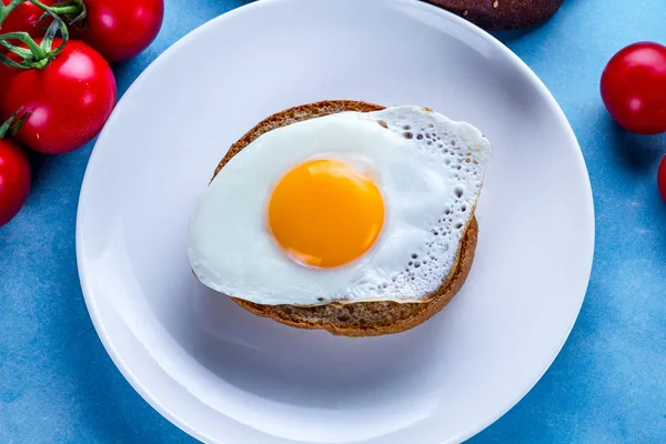 健康的な朝食のためのトマトとパンとプレートに自家製 フライドエッグ プロテインフード エッグサンド 上面図 — ストック写真