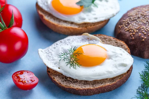 Buns Com Ovos Galinha Fritos Caseiros Para Pequeno Almoço Saudável — Fotografia de Stock