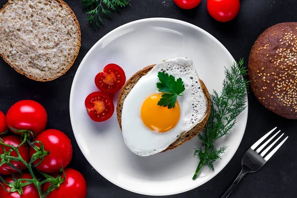 Ovo Frango Caseiro Frito Prato Com Endro Salsa Tomate Cereja — Fotografia de Stock