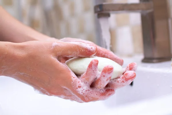 Händehygiene Person Badezimmer Reinigt Und Wäscht Die Hände Mit Seife — Stockfoto