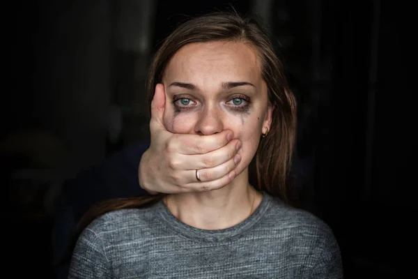 Kocası tarafından yendikten sonra ağlayan bir kadının portresi. Kadın şiddet kavramı. Yerli, kadın şiddet muzdarip kadınlar için yardım. Sosyal ve yaşam problemleri