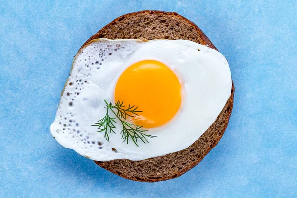 Ovo Galinha Caseiro Frito Com Pão Endro Fresco Para Pequeno — Fotografia de Stock