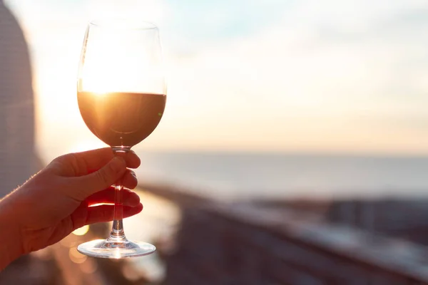 Een Glas Rode Wijn Bij Zonsondergang — Stockfoto