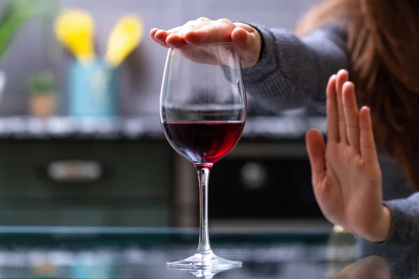 Kadın alkol almayı reddediyor. Kadın alkolizm kavramı. Alkol bağımlılığı tedavisi. İçki ve alkolizm çıkın.