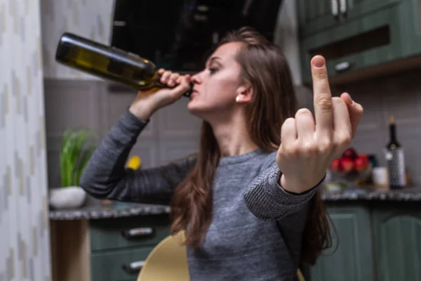Κατάθλιψη, διαζευγμένη γυναίκα πίνοντας κόκκινο κρασί μόνο στην κουζίνα στο — Φωτογραφία Αρχείου