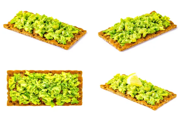 Knapperig Roggebrood Met Avocado Crème Geïsoleerd Avocado Sandwich Een Witte — Stockfoto