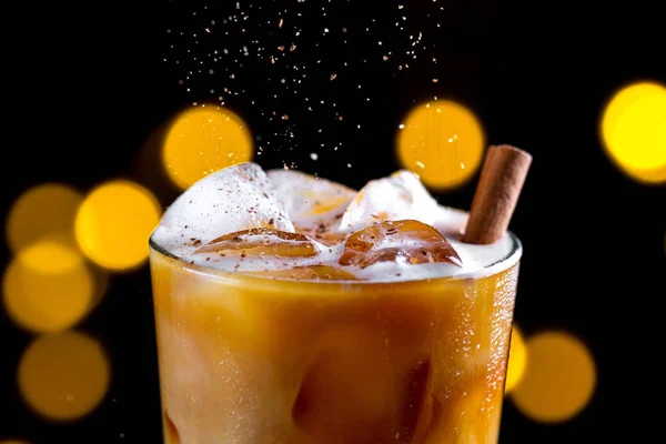 Kaffee Erfrischende Cocktails Mit Eiswürfeln Schaum Und Zimt Hintergrund Der — Stockfoto