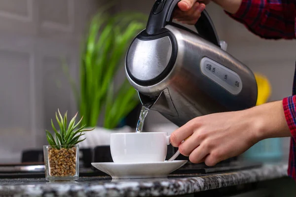 Людина Робить Чай Використовуючи Кип Ячену Воду Електричного Чайника Кухні — стокове фото