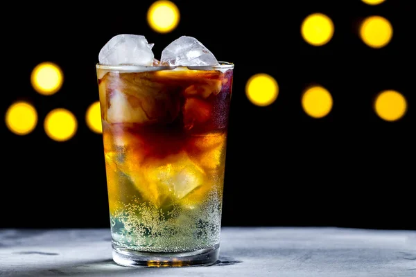 Uppfriskande Cocktail Med Isbitar Och Läsk Bubblor Bakgrunden Lampor Iskaffe — Stockfoto