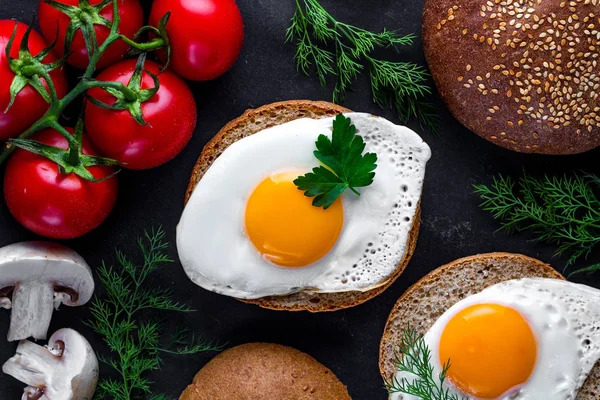 Ovos Galinha Caseiros Frescos Fritos Com Endro Salsa Tomate Pão — Fotografia de Stock