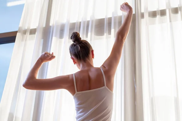 Genç Kadın Daire Bir Pencerede Yakınındaki Uyku Modundan Çıkarma Sonra — Stok fotoğraf