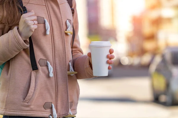 Ung Kvinna Casual Kläder Håller Papper Kaffe Kopp Och Njuta — Stockfoto