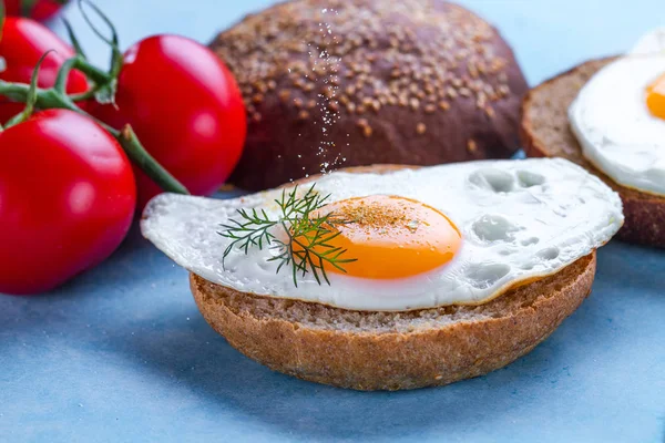 Buns Com Ovos Galinha Fritos Caseiros Polvilhados Com Especiarias Sal — Fotografia de Stock