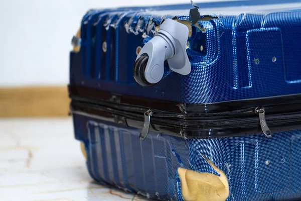 Havaalanında Zarar Bavul Seyahat Kırık Bagaj Tekerlek — Stok fotoğraf