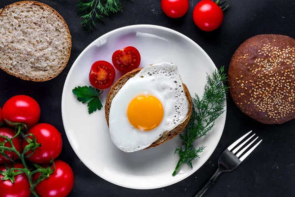 Ovo Frango Caseiro Frito Prato Com Endro Salsa Tomate Cereja — Fotografia de Stock