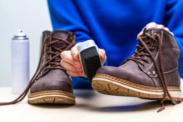 Человек Чистит Замшевые Ботинки Помощью Кисти Спрея Чистка Обуви Влажность — стоковое фото