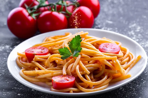 Pyszne Domowy Makaron Sosem Pomidorowym Pietruszka Przyprawy Warzywa Talerzu Włoskie — Zdjęcie stockowe