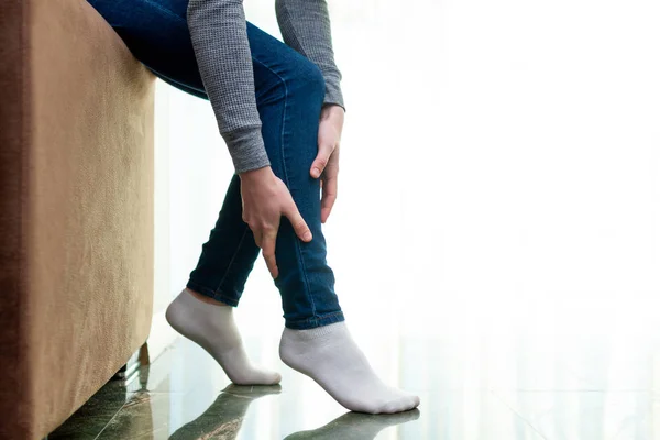 Genç Kadın Bacakları Eklemler Kaslar Evde Acı Acı Sağlık Bacak — Stok fotoğraf
