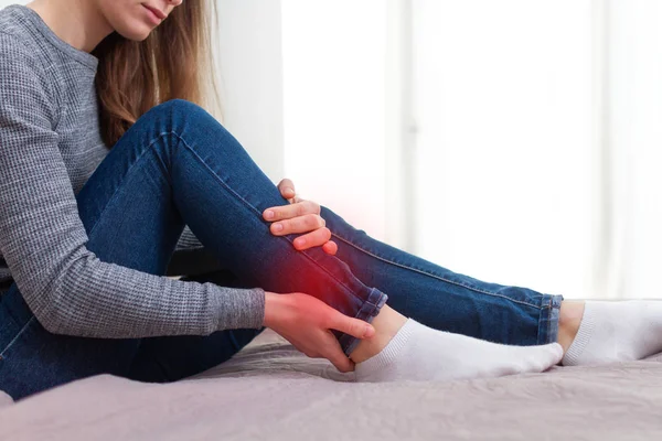 Mulher Jovem Que Sofre Dor Nas Pernas Articulações Músculos Casa — Fotografia de Stock