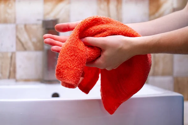 Person Badezimmer Wischt Sich Die Hände Mit Einem Handtuch Nachdem — Stockfoto