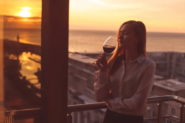 Jovem Está Relaxando Bebendo Copo Vinho Tinto Varanda Pôr Sol — Fotografia de Stock